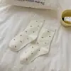 Nuevos calcetines de algodón estilo MIU para otoño e invierno con encaje y lunares, con un dulce diseño de lazo, longitud hasta la mitad de la pantorrilla, versátiles, hipoalergénicos y suaves, perfectos para usar después del parto.