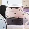 Suéter pequeno com estampa de coração em um lado, borda preta e laço feito à mão, material para artesanato, caixa de presente e fita para embalagem.