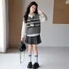 Conjunto de Tres Piezas Estilo Universitario para Niñas Otoño 2026 Modelo Nuevo para Niños Mayores, Conjunto de Chaleco de Punto, Camisa y Falda Plisada para Primavera y Otoño