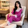 El nuevo conjunto de pijama Fuxijia para mujer, de manga larga, cuello redondo, tipo jersey, con ribete de encaje, presentando un dulce y encantador diseño de dos piezas