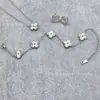 Tallado láser moda temperamento flor de cuatro hojas láser oro lote flor pulsera clavícula mujer 2025 sentido del diseño no se decolora