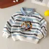 Sudadera de manga larga para niños, colección otoño 2026, para niños y niñas, diseño de dibujos animados estilo japonés, cuello de mezclilla, estilo casual a rayas, y un aspecto de dos piezas falso