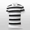 Nova coleção de verão: Camisa polo masculina casual de manga curta com design em tricô listrado preto e branco, uma opção sofisticada e versátil para jovens.