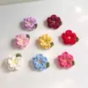 Broche Hecho a Mano Camelia Flor de Ganchillo Hilo Pin DIY Flor Roja Pequeña Linda Accesorio de Pecho Adorno Producto Terminado