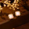 Pendientes de Flor de Cuatro Hojas de Nácar Natural a la Moda para Mujer, Pendientes de Botón de Circonita Microincrustada de Lujo Ligero de Alta Gama, Pendientes Versátiles de Lujo Ligero