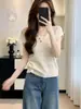 Camiseta de Punto de Seda Helada Blanca con Calados y Cuello en V Estilo Coreano de Manga Corta para Mujer, Diseño Delgado de Verano con Aspecto Juvenil y Mangas Ligeramente Volantes