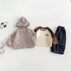 Conjunto de tres piezas Dianxi para bebé: Camiseta base linda de dibujos animados, Sudadera con capucha y estampado de leopardo, Jeans con fruncidos para otoño
