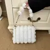 Bolsos de felpa para mujer al por mayor para importación transfronteriza, nuevos bolsos de hombro con cadena versátiles e informales para otoño e invierno, pequeños bolsos cuadrados para mujer.