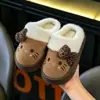 Pantuflas de algodón para niños con suela gruesa y diseño lindo de gato, estilo a juego para padres e hijos, adecuadas para usar en exteriores, nueva colección de invierno, cálidas y acogedoras para uso en casa, disponibles para venta al por mayor