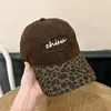 Gorra de béisbol retro con bloques de color y estampado de leopardo para mujer, versátil, adecuada para cabezas grandes, hace que la cara se vea más pequeña, con visera ancha y parte superior suave, gorra negra