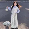 Conjunto estiloso de duas peças para meninas para primavera e outono: Moletom de gola polo com mangas compridas e calça esportiva casual xadrez de perna larga estilo coreano