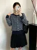 Camisa feminina listrada emagrecedora plus size, blusa feminina gola redonda, estilo outono 2026, suéter de malha solto versátil para mulheres plus size