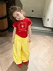 Conjunto de Duas Peças: Camiseta Estilosa de Manga Curta para Meninas Verão 2026 Novo Estilo Cor Contrastante Vermelho e Amarelo Calça de Perna Larga da Moda para Crianças