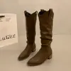 Botas Femininas de Salto Grosso Marrom Retrô Corte em V Empilhadas Meia-Canela Sapatos 2026 Outono/Inverno Bico Fino Botas Longas Estilo Western Cowboy Tendência