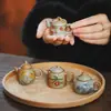 Jingdezhen Cerámica Pintada a Mano Mini Tetera Asa Tetera Micro Paisaje Adornos Pequeños Té con Leche Tetera Estirada a Mano Mascota de Té Tetera de Punta de Dedo