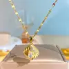 2026 Nuevo Modelo Transfronterizo Lujo Ligero Tridimensional Aerodinámico Rombo Colgante Totalmente de Diamante Collar de Acero de Titanio para Mujeres Cadena de Clavícula de Lujo Ligero de Nicho