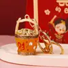 Trae Riqueza y Tesoro Cubo de la Fortuna Llavero Anillo Estilo Chino Pedrería Metal Colgante para Llaves Regalo de Cumpleaños Venta al por Mayor