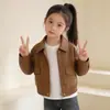 Fábrica de origen, venta al por mayor de chaquetas y abrigos de cuero para primavera y otoño, nuevos 2026, color liso, cuello de solapa, chaquetas de cuero estilo coreano para niñas
