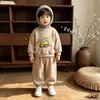 Conjunto Lindo para Meninos Estampa de Escavadeira em Desenho Moletom Calça Jogger para Bebês e Crianças Pequenas Conjunto de Duas Peças Versátil Elegante Gola Redonda Tendência