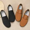 Atacado de fábrica sapatos de pano Velho Pequim masculinos meia-idade e idosos um pedal sola macia sapatos de pano fivela elástica sapatos masculinos para dirigir pai