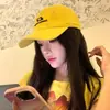 Gorra de béisbol amarilla desgastada con bordado de letras estilo americano para mujer, visera ancha, hace que la cara se vea más pequeña, gorra tipo pico para cabezas grandes