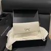 Design elegante e estiloso de laço, nova coleção de outono 2026, moderno, de alta qualidade, fashion, simples, versátil e pode ser carregado como uma bolsa envelope de mão ou usado na transversal.