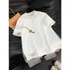 Camiseta Masculina de Manga Curta com Fivela de Metal, Estilo High Street Americano, Cor Sólida de Verão, Marca Nova e Moderna com Toque de Luxo, Camiseta de Meia Manga Fresca e Estilosa