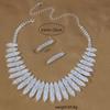 Conjunto de dos piezas de collar y pendientes geométricos de diamantes con joyas de boda europeas y americanas de cobre de lujo ligero de Amazon.