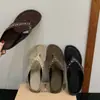Primer Encuentro con las Chanclas de Cuña Retro Tachonadas de Nicho para Mujer, Pantuflas de Verano para Exteriores, Nuevas Sandalias de Playa de Moda 2026