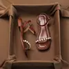 Sandalias de moda de una tira con punta abierta, estilo hada de verano, modelo nuevo 2026, suela plana, perla, romanas, estilo chino nuevo, tacón bajo elegante