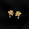 Pendientes de flor de iris texturizados de inspiración vintage para mujer, color dorado, diseño de nicho de alta gama, elegantes accesorios para la oreja de estilo retro