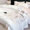 Juego de ropa de cama de lujo de alta gama de cuatro piezas hecho de algodón puro de fibra larga con detalles bordados, incluyendo sábana plana y sábana ajustable