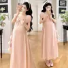 Ropa de maternidad 2026 verano nuevo estilo femenino francés, vestido largo adelgazante que cubre el vientre sin revelar el embarazo