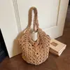 Bolsa de mão trançada transfronteiriça, estilo feminino, nova coleção 2026, design vazado moderno para primavera/verão, única e estilosa para férias, bolsa tote de grande capacidade