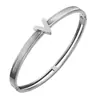 Anillo de Acero Inoxidable con Forma de Concha en V Europeo y Americano Diseño de Nicho Femenino Sentido de Diseño Estilo Frío Simple Todo Fósforo Traje de Pulsera Transfronterizo
