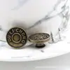 Fabricante 17MM aleación cabeza oscilante correa de botón de mezclilla hebilla de pantalón de mezclilla hebilla redonda hebilla metálica en forma de I
