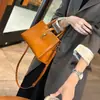 Colección nueva 2026: Bolso de mano retro para mujer de piel genuina, bolso de hombro de gran capacidad, elegante y con estilo, perfecto para el trabajo, disponible en stock