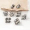 Pendientes de Acero de Titanio Chapados en Oro de 18K, Patrón Retorcido Ovalado, Sensación de Lujo Ligero y Gama Alta, Venta al por Mayor Europea y Americana Transfronteriza