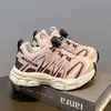 Zapatos para niñas 2026 primavera y otoño nuevos, suela blanda, zapatillas de entrenamiento alemanas para niños, zapatillas deportivas para niñas pequeñas, zapatos de malla para niños
