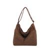 2024 Novo Estilo Feminino Bolsa Moda Veludo Cotelê Morango Estampado Grande Capacidade Axilas Bolsa Doce Estilo Crossbody Bolsa