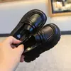 Mocassins infantis estilo britânico 2026 primavera-verão novos sapatos slip-on para meninas, sapatos Mary Jane de couro com sola grossa