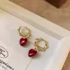 Brincos Vermelhos em Forma de Coração Retro de Luxo Leve, Festivos e Versáteis para o Ano Novo, Brincos de Outono e Inverno para Mulheres, Elegantes e Emagrecedores, Presilhas de Orelha Destacáveis