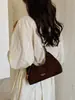 Bolsa de camurça moderna em formato de meia-lua para mulheres, novo estilo 2026, bolsa de ombro fashion, chique e retrô, bolsa crossbody de nicho