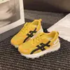 Sapatos DeXun Primavera Verão Vazados Sola Grossa Malha Respirável Tênis Esportivos Novos Versáteis Femininos Aumento Oculto de Altura Sapatos Forrest Gump 2026