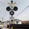 Máquina de señales de cruce ferroviario con alarma de audio y pantalla para peatones con destellos rojos alternos.