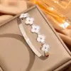 Lele Joias Moda Europeia e Americana Concha Branca Trevo Pulseira de Aço Titânio para Mulheres 18K Não Desbota Popular Transfronteiriça Pulseira Feminina