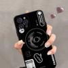 Funda para iPhone 15 con temática de juego retro en gris