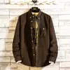 Camisa de pana para hombre de manga larga al por mayor, color liso, simple, coreana, corte slim, camisa coreana de corte slim para hombre, top para hombre