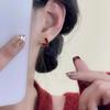 Pendientes franceses sencillos de alta gama con doble cara y diseño de amor para mujer, con personalidad y temperamento, ligeros y lujosos, de Ancora rojo.