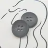Botões de resina imitação de chifre direto da fábrica botão redondo padrão de quatro furos botões de casaco corta-vento atacado